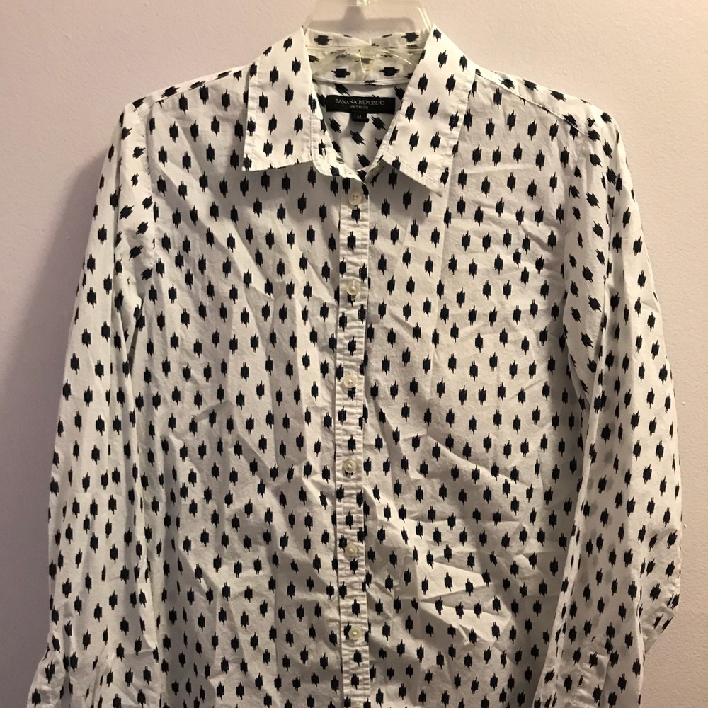 WHITE AND NAVY BLUE BANANA REPUBLIC BUTTON DOWN M